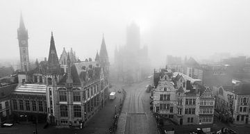 De Sint-Michielsbrug in Gent vanuit de lucht van Luc van der Krabben