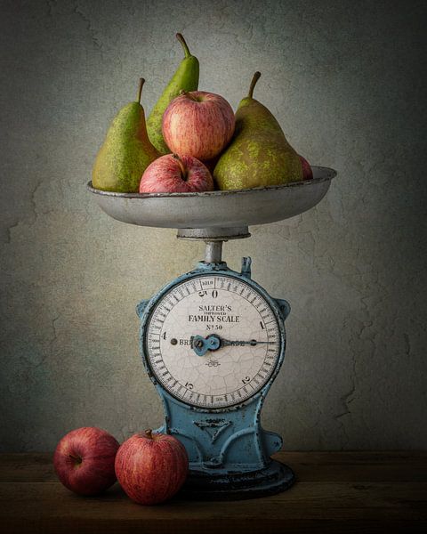 Vintage, retro weegschaal met appels en peren van Gerben van Buiten
