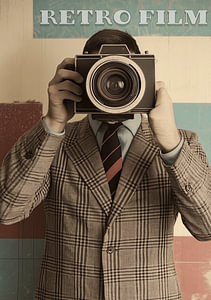 Fotograf mit Kamera und Anzug in Vintage Retro, Monochrom, Posterwerbung Design