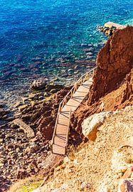 Idyllischer Blick auf einen Holzsteg entlang der Küste einer Insel von Alex Winter