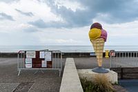 Boulevard in der Normandie mit Eiscreme