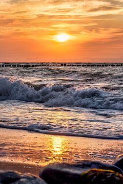 Sunset by the sea by Voss photography