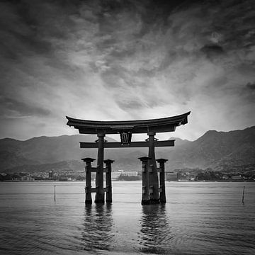 Itsukushima Shrine op het eiland Miyajima bij zonsondergang | monochrom van Melanie Viola
