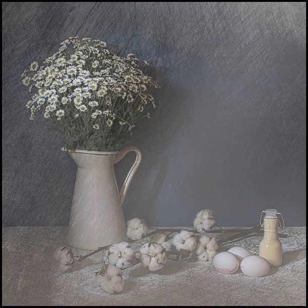 Nature morte avec des fleurs de cotonnier. par Saskia Dingemans Awarded Photographer