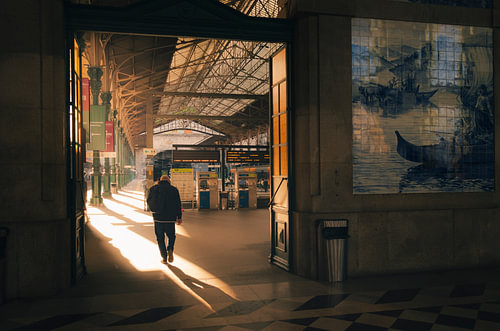 Lumière dorée du matin à la gare de São Bento - Porto