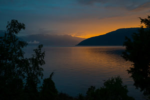 zonsondergang bij een fjord in noorwegen