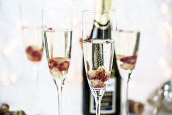 Prosecco mit Himbeersirup & Rosenwasser