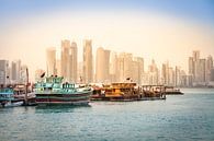 Dhows vor der Skyline von Doha, Katar van Jan Schuler thumbnail