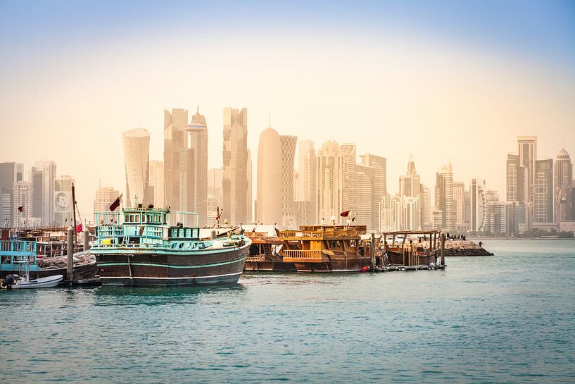 Dhows vor der Skyline von Doha, Katar par Jan Schuler