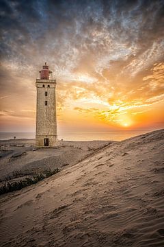 Rubjerg Knude Fyr, vuurtoren in het noorden van Denemarken. van Leon Okkenburg