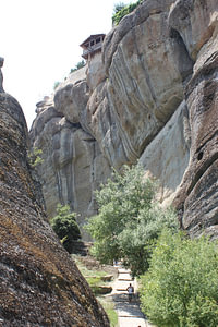 Meteora - Blick von unten hoch zum Kloster der heiligen Dreifaltigkeit - Μονή Αγίας Τριάδος