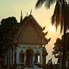 Farbenfroher Tempel bei tropischem Sonnenuntergang von Frank Photos