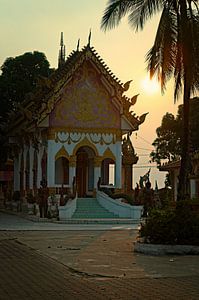 Farbenfroher Tempel bei tropischem Sonnenuntergang