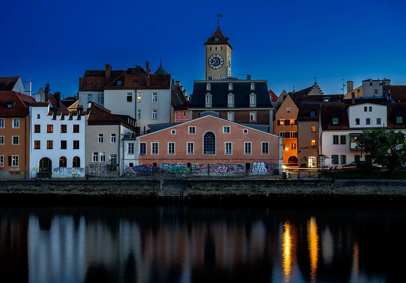 Donaufufer in Regensburg zur blauen Stunde von ManfredFotos
