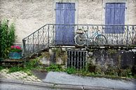 Frans hek met blauwe  fiets met franse luiken van Blond Beeld thumbnail