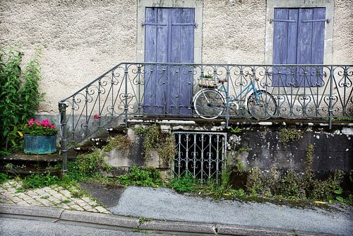 Frans hek met blauwe  fiets met franse luiken