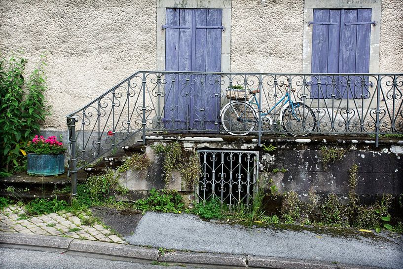 Frans hek met blauwe  fiets met franse luiken van Blond Beeld