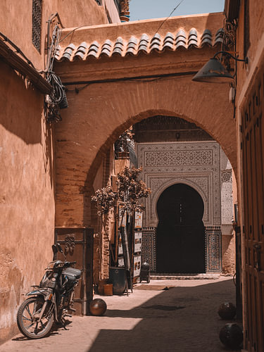 Typisch Marokkaans straatje in Marrakesh