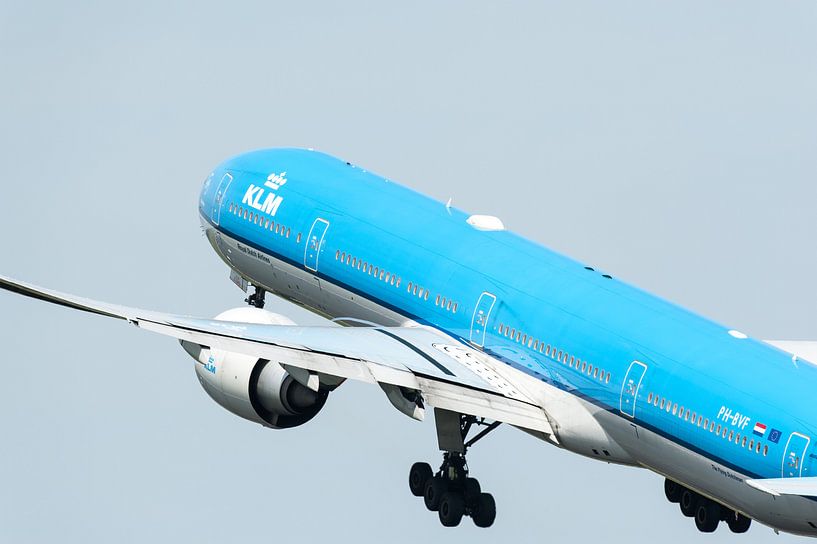 KLM Boeing 777 vertrekt van Schiphol von Wim Stolwerk