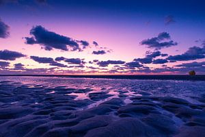 Avondlicht op strand bij Brouwersdam in Nedederland