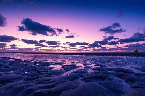 Avondlicht op strand bij Brouwersdam in Nedederland