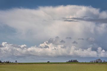 The dike near the Frisian hamlet Vijfhuizen and an impressive cloudy sky by Harrie Muis