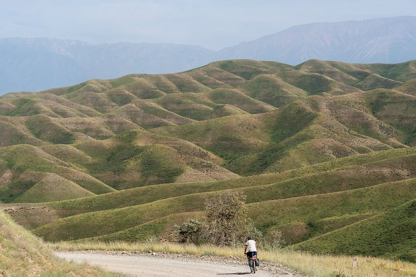 Cyclist on unpaved road par Jeroen Kleiberg