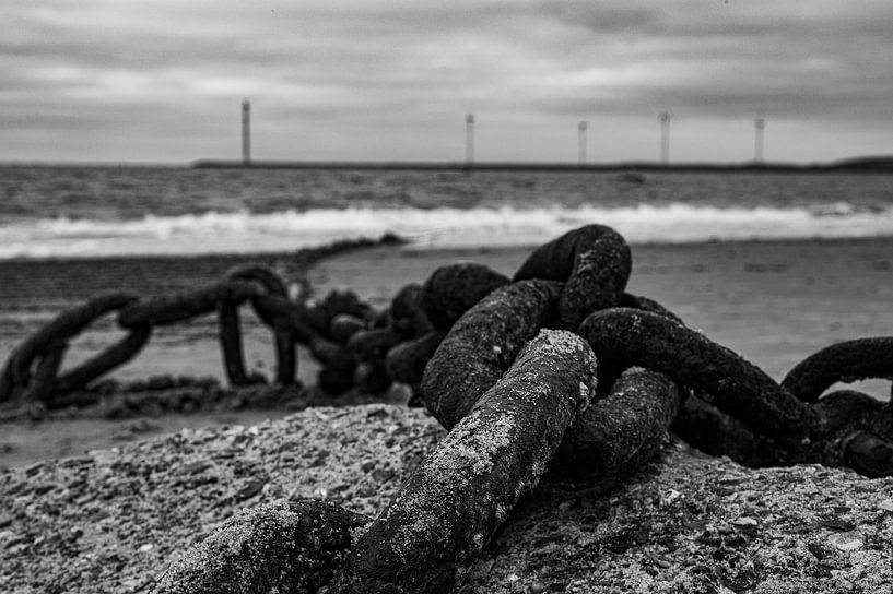 Ketting op het strand van Ronn Perdok