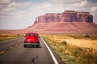 Klassieke auto rijdt naar Monument Valley van Geja Kuiken thumbnail