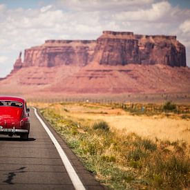 Klassieke auto rijdt naar Monument Valley