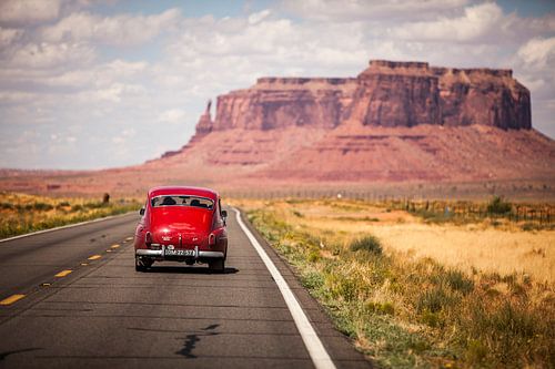 Klassieke auto rijdt naar Monument Valley