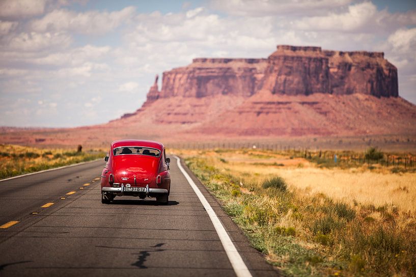 Klassieke auto rijdt naar Monument Valley van Geja Kuiken