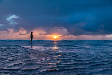 Sunset with walker, Noordwijk by Yanuschka | Fotografie Noordwijk