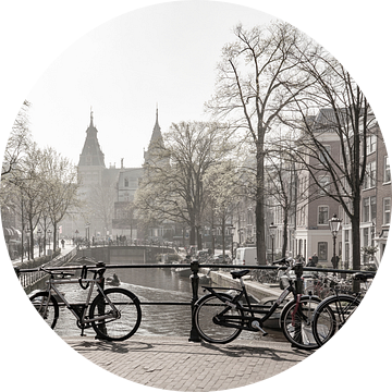 Amsterdam. Rijksmuseum in zwart-wit sepia. van Alie Ekkelenkamp