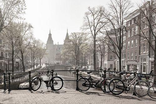 Amsterdam. Rijksmuseum in zwart-wit sepia.