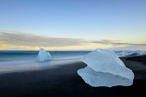 Eisbergblockform auf dem Jokulsarlong Lavastrand während des Sonnenaufgangs von Sjoerd van der Wal Fotografie