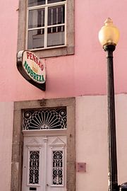 Pink pastel door in a house | Travel photo and architecture photo of Porto Portugal by Karijn | Fine art Natuur en Reis Fotografie