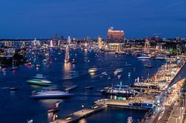 L'art de la lumière pendant SAIL Amsterdam 2025 sur l'IJ après le coucher du soleil