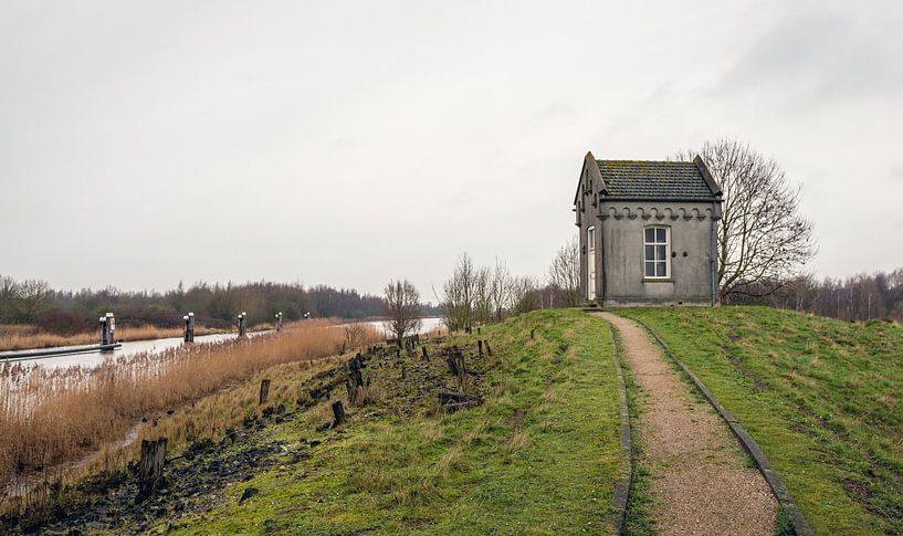 Path to water level measuring house Steenbergse Sas by Ruud Morijn