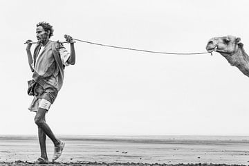 Man met zijn kameel onderweg naar een zoutmeer in Ethiopië van Photolovers reisfotografie