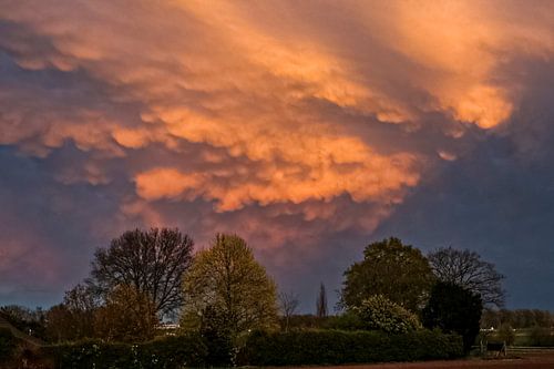 Rode vlammenzee boven zomers landschap van Ruben Gielissen