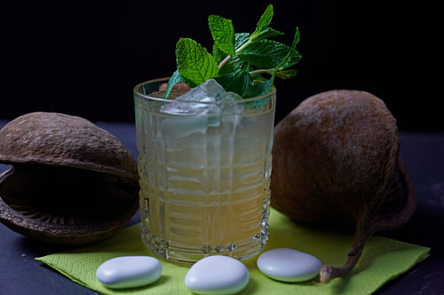Rum ontmoet amandel-limoen-sinaasappel. Heerlijke en fruitige cocktails geserveerd in een glas