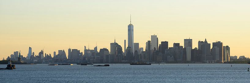 Manhattans Skyline am Morgen von Staten Island aus gesehen, Panorama von Merijn van der Vliet