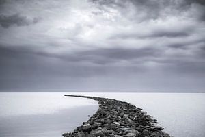 Gewitterwolken über einem Damm im IJsselmeer