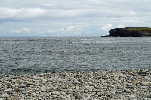 Kilkee Beach is een stenen strand in het dorp Kilkee.
