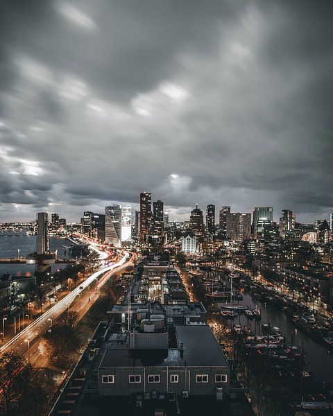 Dunkle Wolken über Rotterdam (vertikal) von MAT Fotografie