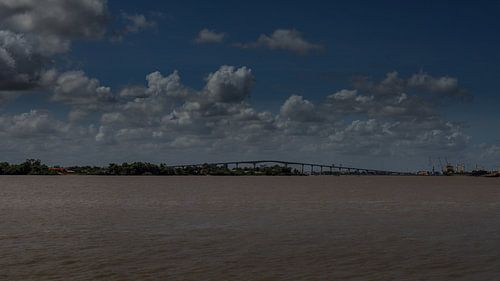 Die Jules-Wijdenbosch-Brücke über den Suriname-Fluss