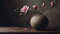 Branche de magnolia rose dans un vase globe