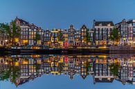 Aan de Amsterdamse gracht in de avond nacht van Patrick Oosterman thumbnail
