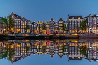 Aan de Amsterdamse gracht in de avond nacht